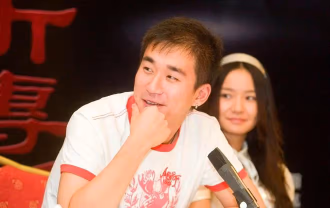 張國立兒子張默精神狀況引擔憂,曬焚火和手槍圖片,自認是坑爹王