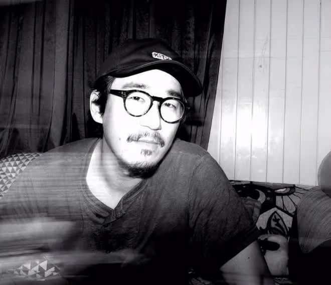 張國立兒子張默精神狀況引擔憂,曬焚火和手槍圖片,自認是坑爹王