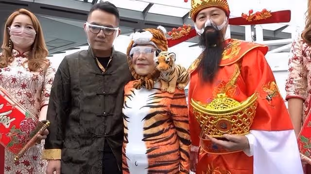 突發!又一香港名老戲骨宣布移民,整容失敗與丈夫恩愛近40年