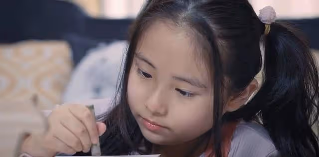 TVB前花旦復出之作演百歲老人,帶10歲女兒拍劇,否認對方將出道