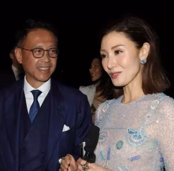 51歲李嘉欣換髮型顏值大飆升!穿小香風盡顯豪門闊太范,氣質開掛,網友:短髮超好看