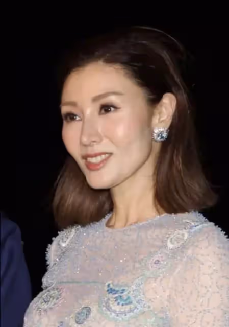 51歲李嘉欣換髮型顏值大飆升!穿小香風盡顯豪門闊太范,氣質開掛,網友:短髮超好看
