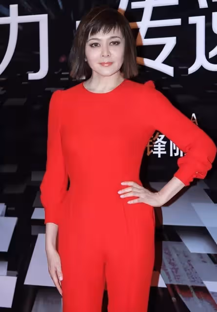 59歲關之琳為減齡太拼,「剪娃娃頭」不夠還穿連體衣,可惜劉海像「狗啃」,網友:美人怎樣都漂亮