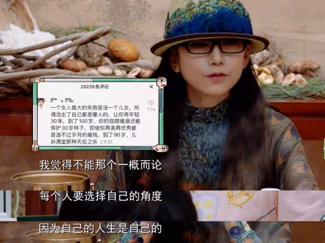 63歲楊麗萍在家燒柴生火，戴長甲化煙燻妝，私宅曝光遠不及太陽宮