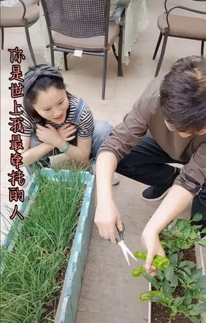 付笛生體驗農家生活,摘菜燒柴做大鍋飯,任靜戴玉鐲甜笑似少女