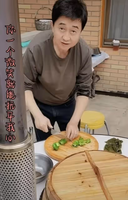 付笛生體驗農家生活,摘菜燒柴做大鍋飯,任靜戴玉鐲甜笑似少女