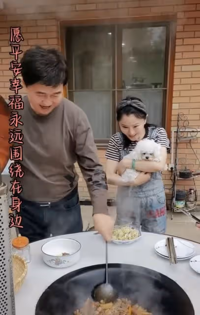 付笛生體驗農家生活,摘菜燒柴做大鍋飯,任靜戴玉鐲甜笑似少女
