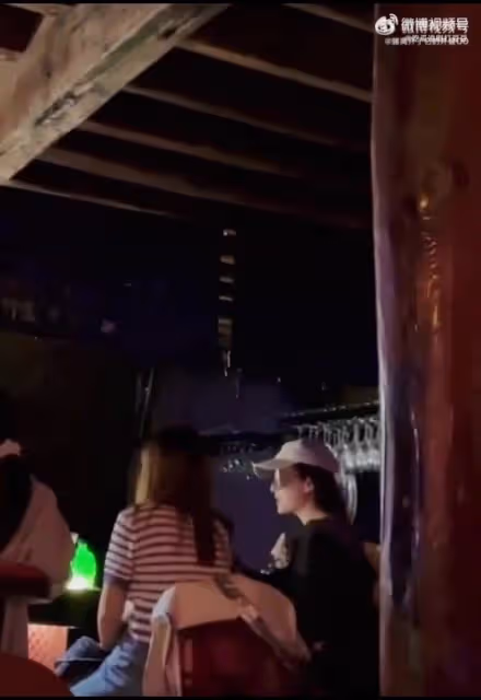 劉亦菲酒吧吃瓜子　驚現雙下巴被嘲「神仙崩壞」