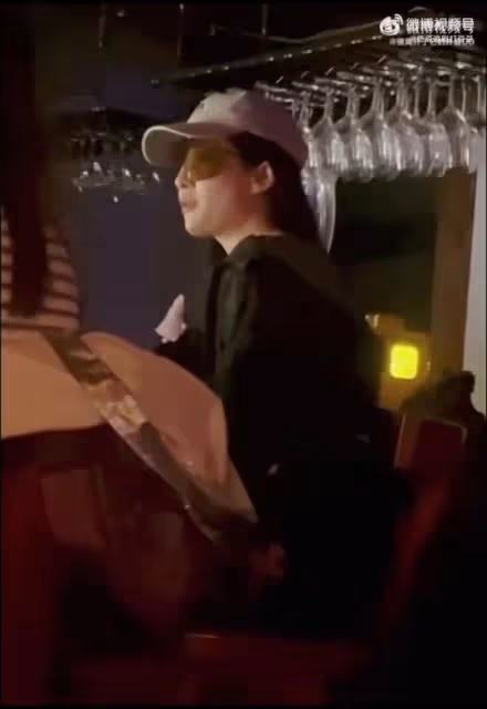 劉亦菲酒吧吃瓜子　驚現雙下巴被嘲「神仙崩壞」
