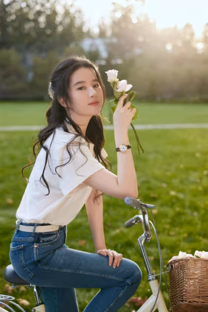 劉亦菲酒吧吃瓜子　驚現雙下巴被嘲「神仙崩壞」