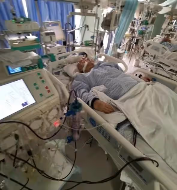 悲痛！香港老戲骨突然去世，享年71歲，最後露面臉色紅潤精神足