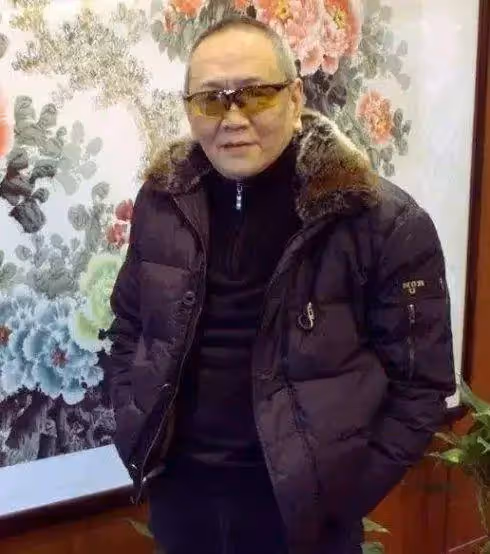 悲痛！香港老戲骨突然去世，享年71歲，最後露面臉色紅潤精神足