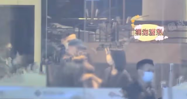 董潔接連跟不同男子約飯,笑容滿面擁抱告別,打扮低調身形消瘦