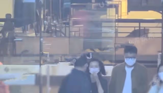 董潔接連跟不同男子約飯,笑容滿面擁抱告別,打扮低調身形消瘦