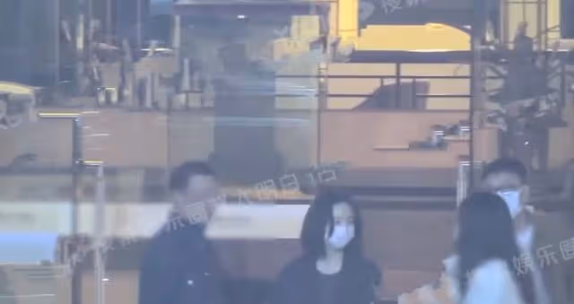 董潔接連跟不同男子約飯,笑容滿面擁抱告別,打扮低調身形消瘦