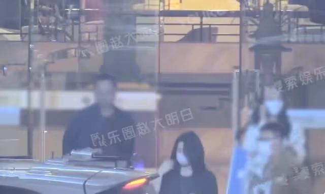 董潔接連跟不同男子約飯,笑容滿面擁抱告別,打扮低調身形消瘦