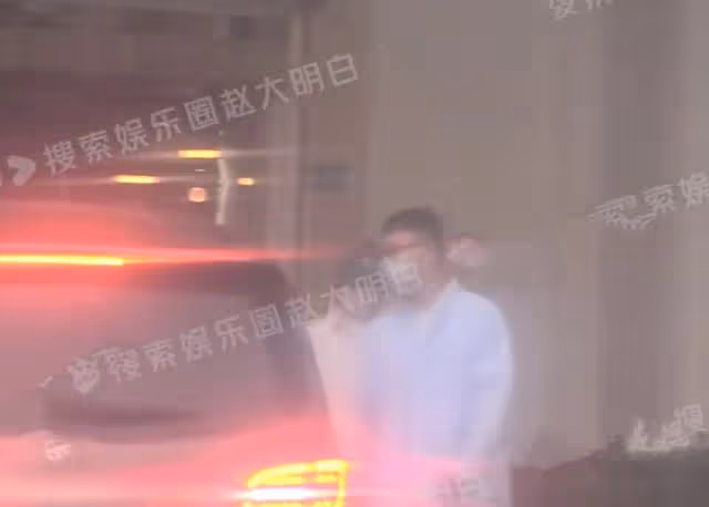 董潔接連跟不同男子約飯,笑容滿面擁抱告別,打扮低調身形消瘦