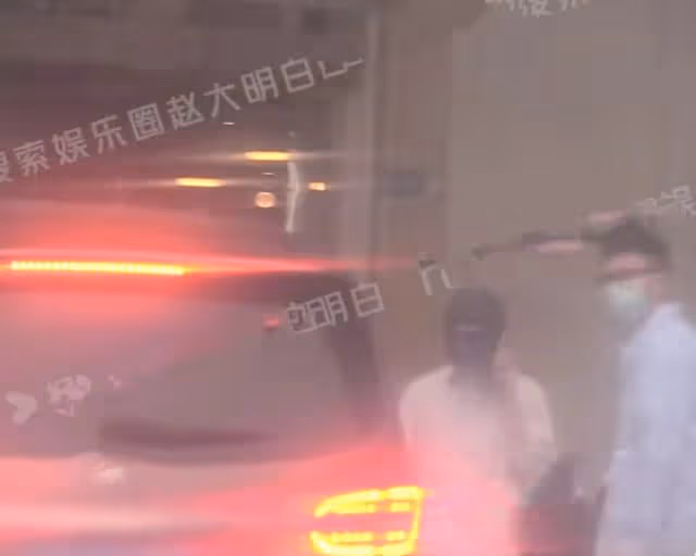 董潔接連跟不同男子約飯,笑容滿面擁抱告別,打扮低調身形消瘦