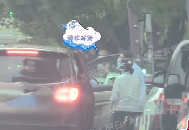 董潔接連跟不同男子約飯,笑容滿面擁抱告別,打扮低調身形消瘦
