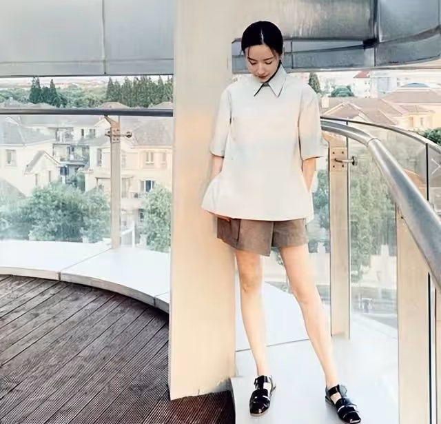 董潔接連跟不同男子約飯,笑容滿面擁抱告別,打扮低調身形消瘦