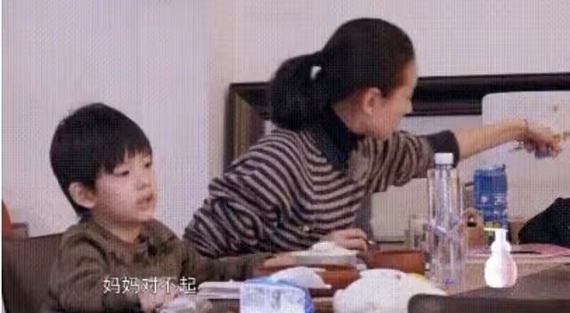 董潔接連跟不同男子約飯,笑容滿面擁抱告別,打扮低調身形消瘦