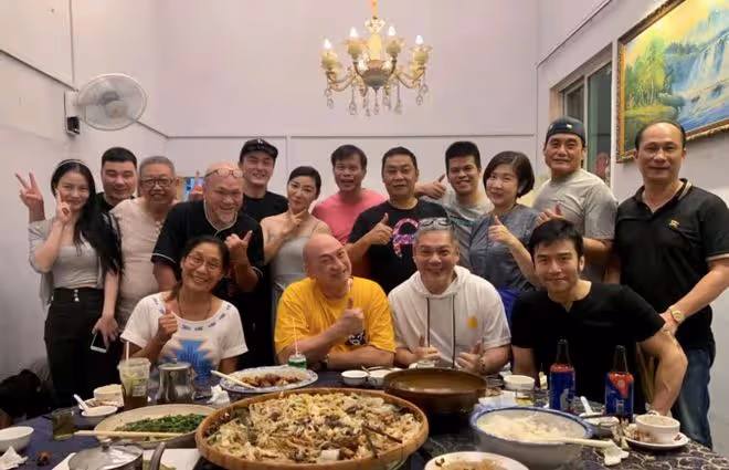 眾TVB戲骨內地小飯館聚餐!湯鎮業健壯麵色通紅,王俊棠攜妻露面
