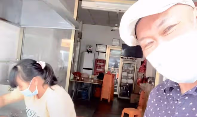 眾TVB戲骨內地小飯館聚餐!湯鎮業健壯麵色通紅,王俊棠攜妻露面