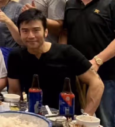眾TVB戲骨內地小飯館聚餐!湯鎮業健壯麵色通紅,王俊棠攜妻露面