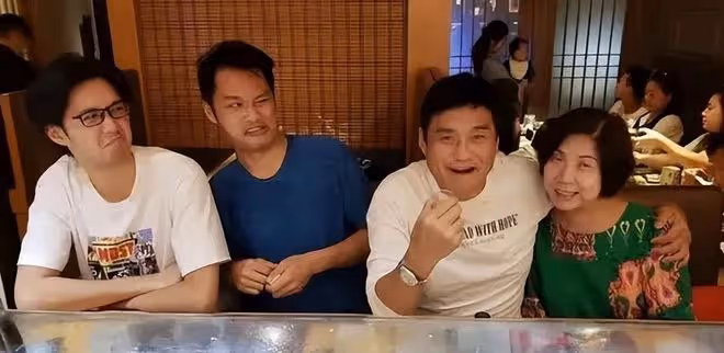 眾TVB戲骨內地小飯館聚餐!湯鎮業健壯麵色通紅,王俊棠攜妻露面