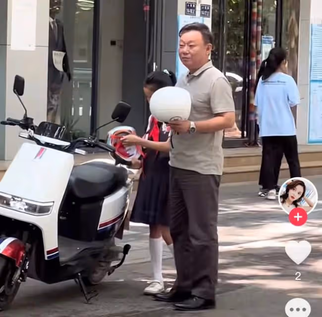 演員邵峰罕見露面,挺大肚腩頭頂禿一塊兒,街頭與人爭執表情嚴肅