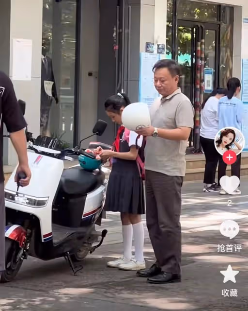 演員邵峰罕見露面,挺大肚腩頭頂禿一塊兒,街頭與人爭執表情嚴肅