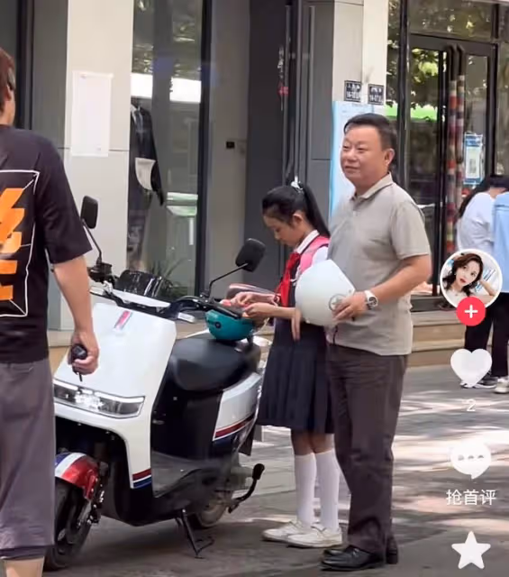 演員邵峰罕見露面,挺大肚腩頭頂禿一塊兒,街頭與人爭執表情嚴肅