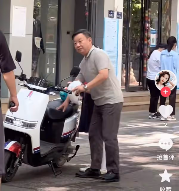 演員邵峰罕見露面,挺大肚腩頭頂禿一塊兒,街頭與人爭執表情嚴肅