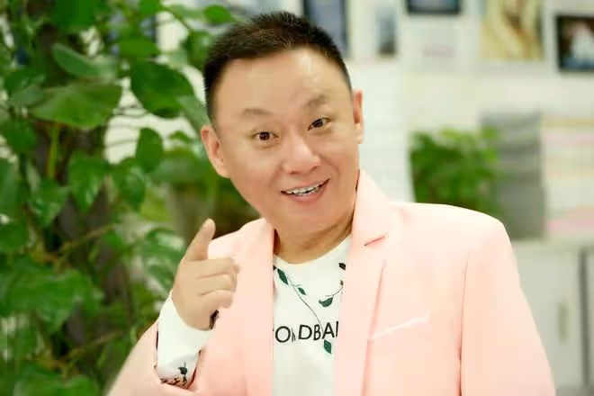 演員邵峰罕見露面,挺大肚腩頭頂禿一塊兒,街頭與人爭執表情嚴肅