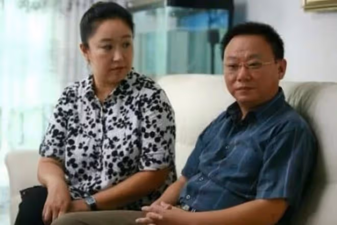 演員邵峰罕見露面,挺大肚腩頭頂禿一塊兒,街頭與人爭執表情嚴肅