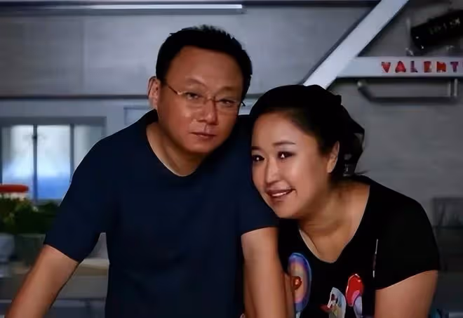 演員邵峰罕見露面,挺大肚腩頭頂禿一塊兒,街頭與人爭執表情嚴肅