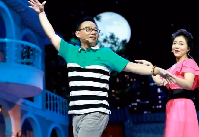 演員邵峰罕見露面,挺大肚腩頭頂禿一塊兒,街頭與人爭執表情嚴肅