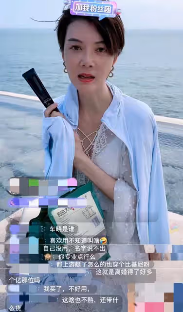 車曉在海邊直播賣貨,專人幫忙打傘引熱議,網友:別人不累嗎