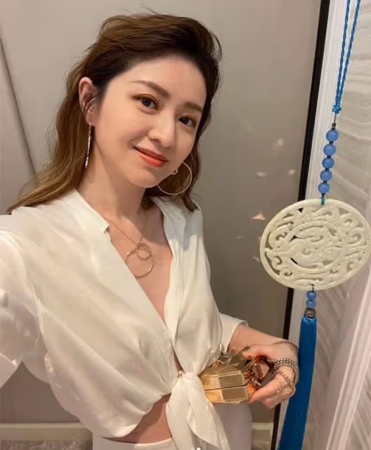 37歲港姐徐淑敏近況，連生3女身材仍出眾，將為富豪老公追生四胎