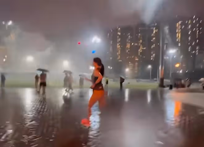 億萬富婆呂麗君街頭冒雨跑步!衣服淋濕也不在意,43歲身材仍出眾
