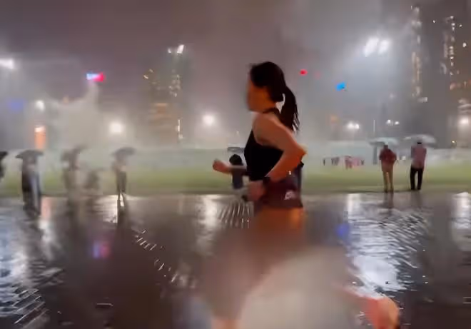 億萬富婆呂麗君街頭冒雨跑步!衣服淋濕也不在意,43歲身材仍出眾