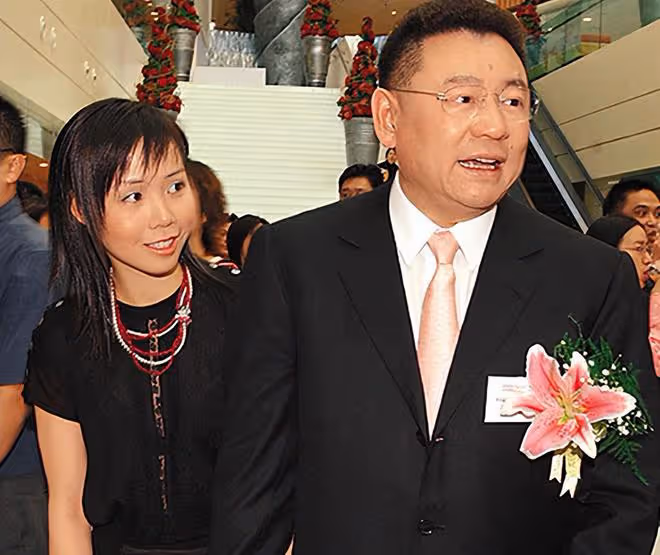 億萬富婆呂麗君街頭冒雨跑步!衣服淋濕也不在意,43歲身材仍出眾