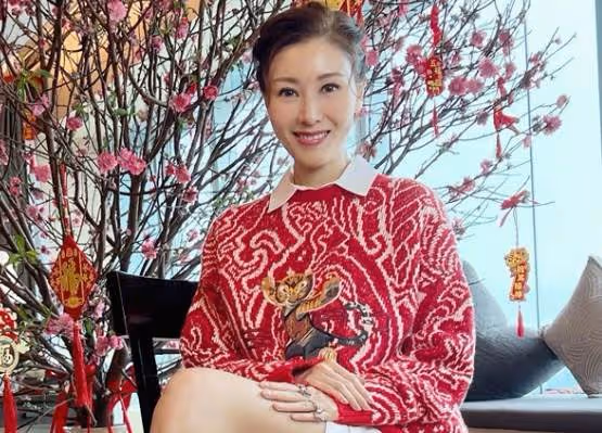 李嘉欣近照曝光,大病初癒徹底放開,穿楊冪同毛衣秀身材,90度夾腿坐太驚豔,網友:很有氣質