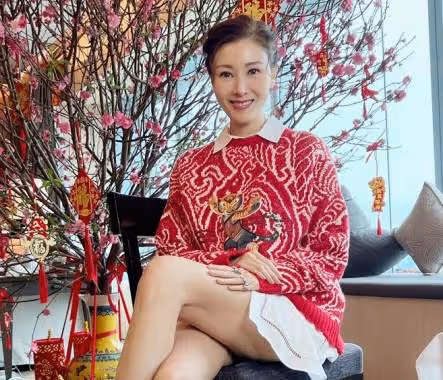 李嘉欣近照曝光,大病初癒徹底放開,穿楊冪同毛衣秀身材,90度夾腿坐太驚豔,網友:很有氣質