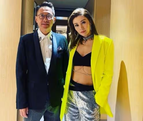 李嘉欣近照曝光,大病初癒徹底放開,穿楊冪同毛衣秀身材,90度夾腿坐太驚豔,網友:很有氣質