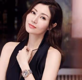 李嘉欣近照曝光,大病初癒徹底放開,穿楊冪同毛衣秀身材,90度夾腿坐太驚豔,網友:很有氣質