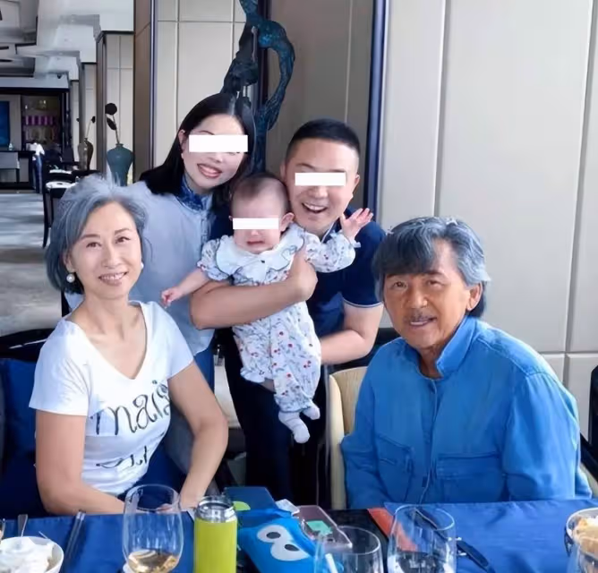60歲葉倩文打球被偶遇,穿背心顯豐腴身材,老公林子祥挺大肚陪同