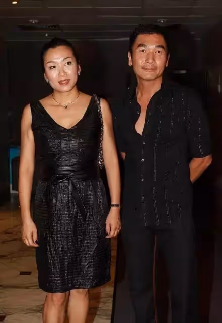 方中信品位不一般,老婆穿皮裙出鏡氣場太強悍,小腿肌肉比他發達
