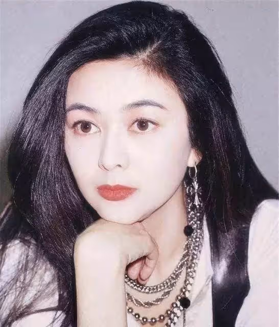 年輕時的關之琳有多美?鐘麗緹榮獲選美冠軍,卻被關之琳搶了風頭