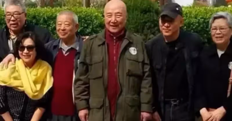 25年後，李連杰和前妻又在一起了，黃秋燕的站位令人心酸